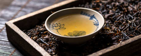 红茶冲泡时，可以从第一道茶汤中留根
