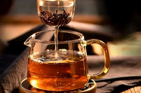 红茶冲泡时，可以从第一道茶汤中留根