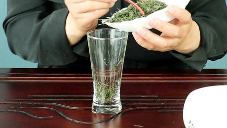 西洋参能和茶一起泡水喝吗？