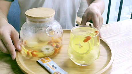 枸杞和柠檬片能一起泡水喝吗？