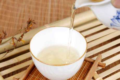 早上第一杯空腹白茶好吗？喝白茶的最佳时间和方法