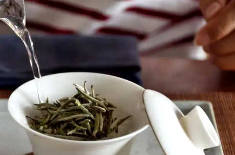 怎样泡银针茶？