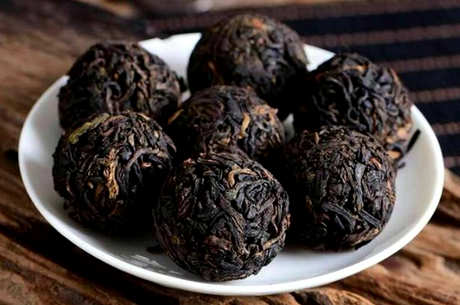 为什么普洱茶饼比散茶便宜？原料不同，味道不同